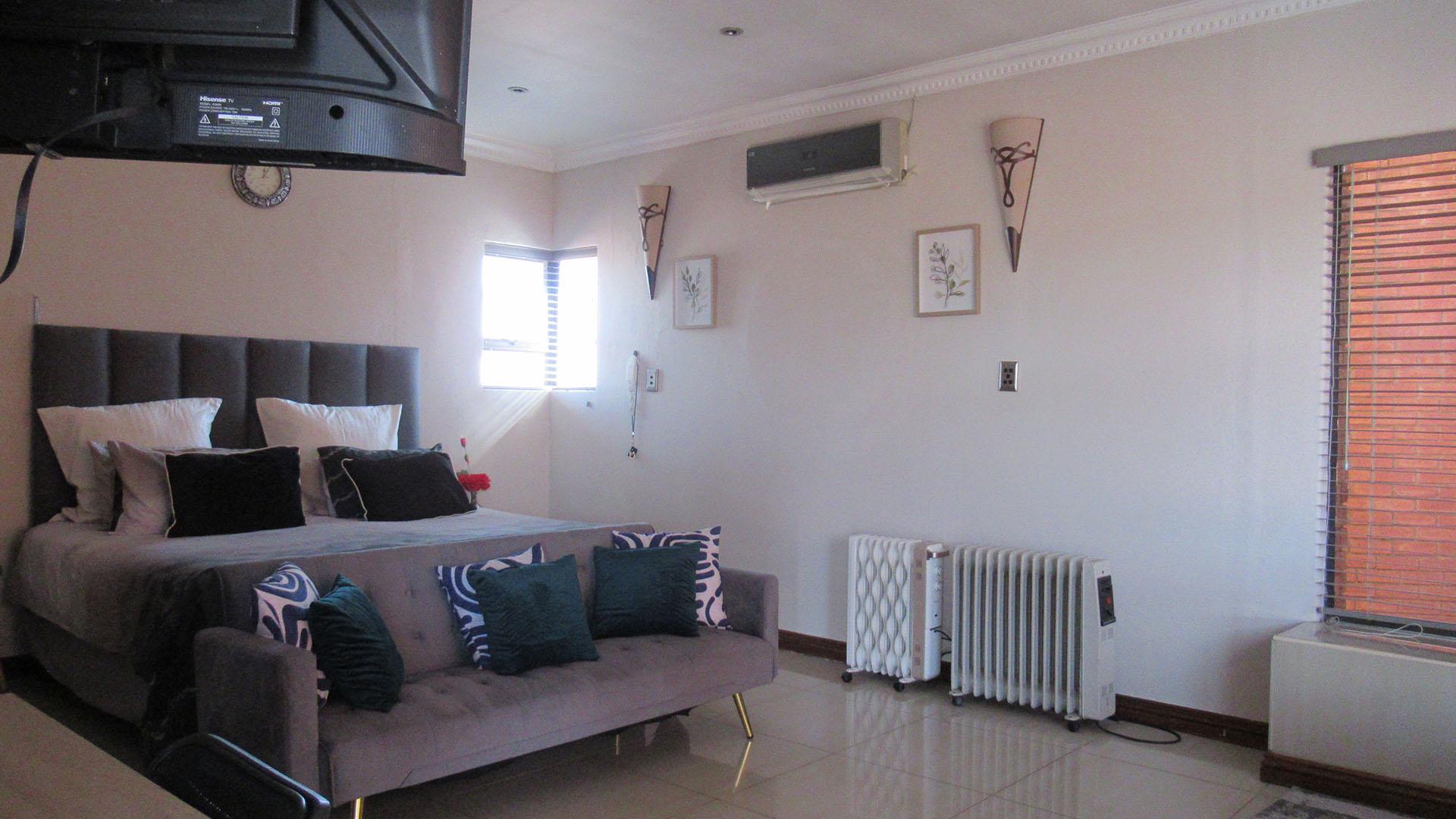 Main Bedroom - 39 square meters of property in Eldorado Estate