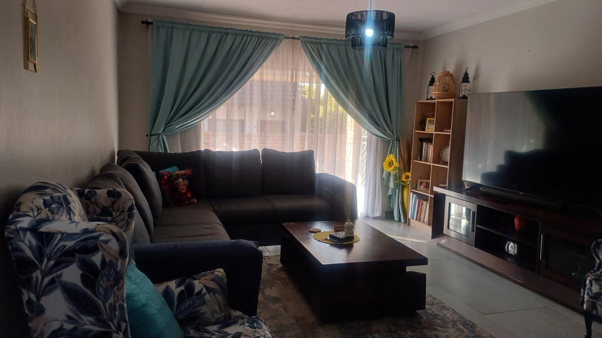  of property in Thatchfield Glen