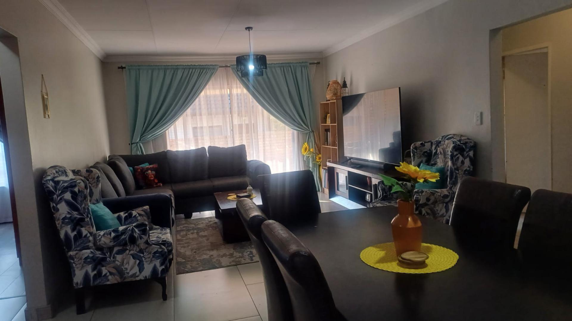  of property in Thatchfield Glen