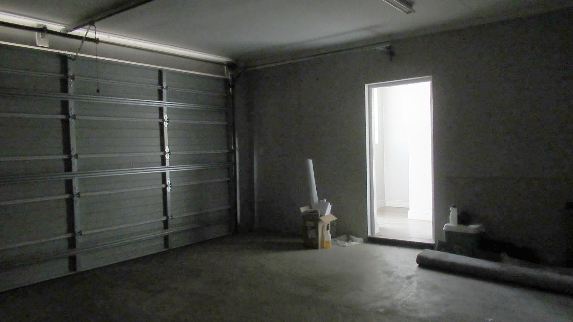 Garage - 40 square meters of property in Fourways