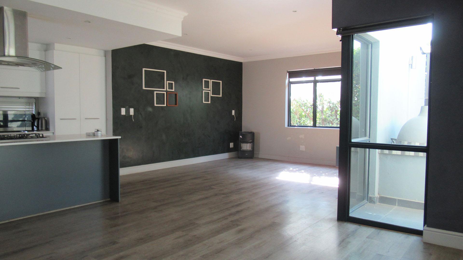 Dining Room - 21 square meters of property in Fourways