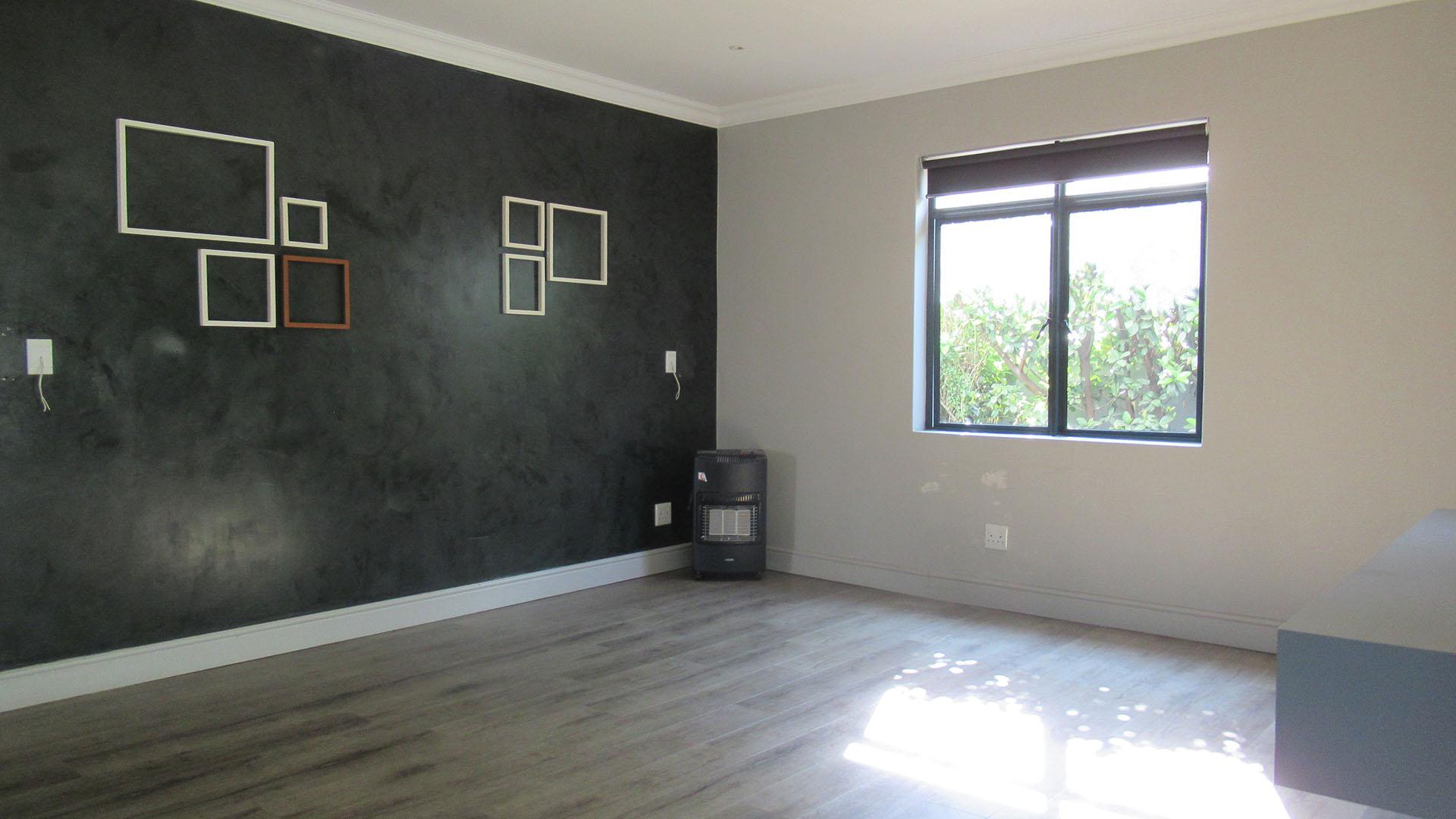 Lounges - 19 square meters of property in Fourways