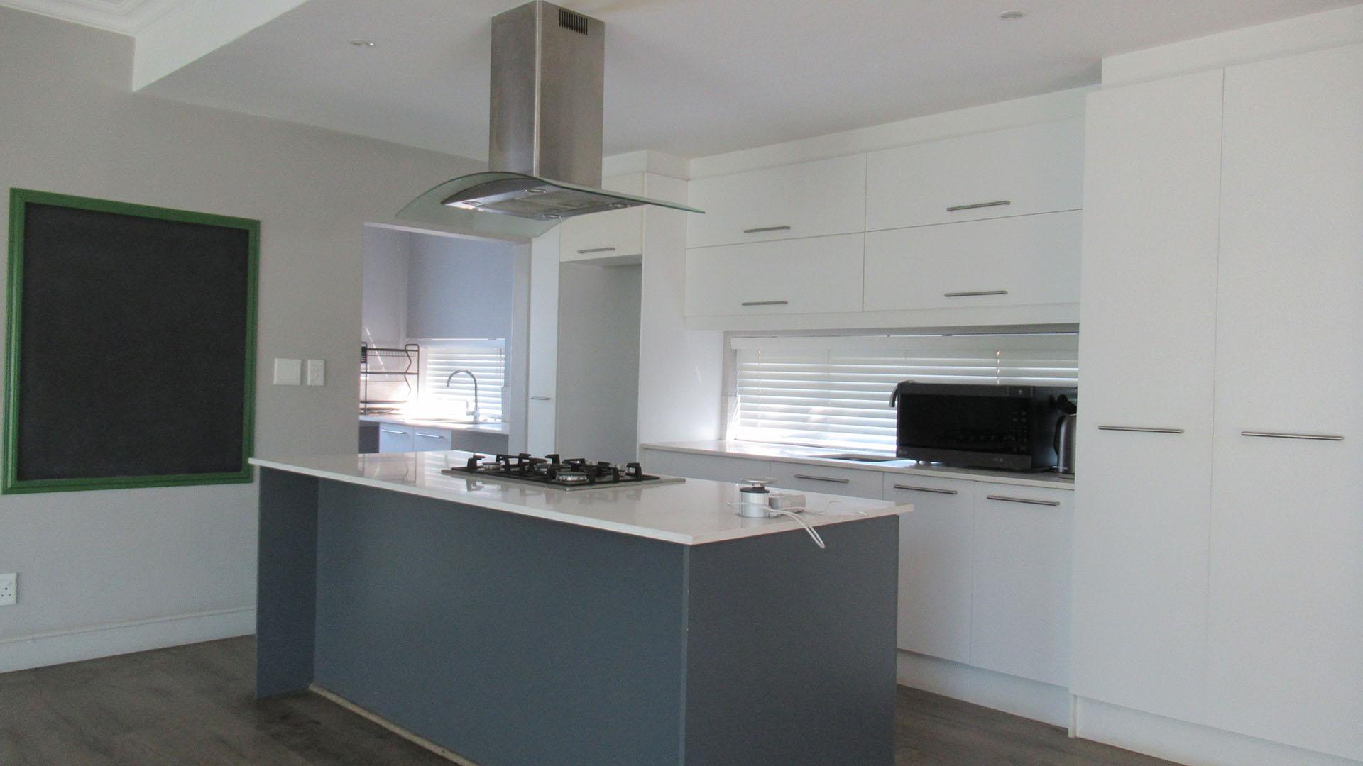 Kitchen - 18 square meters of property in Fourways