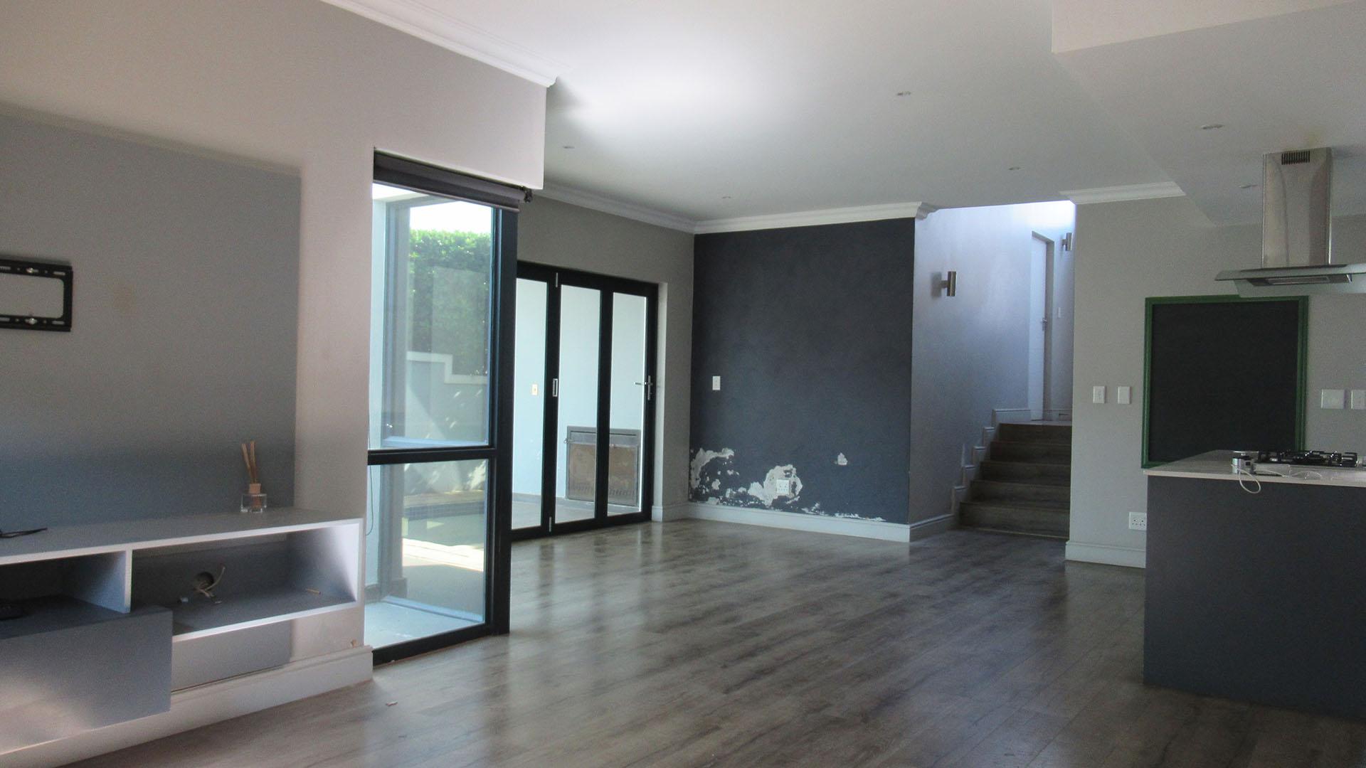 Lounges - 19 square meters of property in Fourways