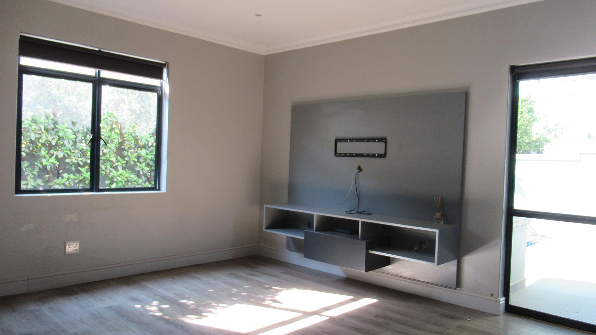 Lounges - 19 square meters of property in Fourways