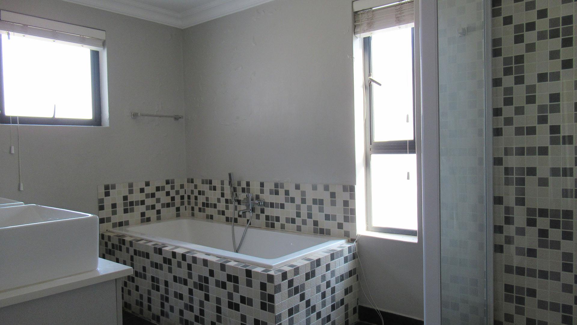 Bathroom 1 - 9 square meters of property in Fourways