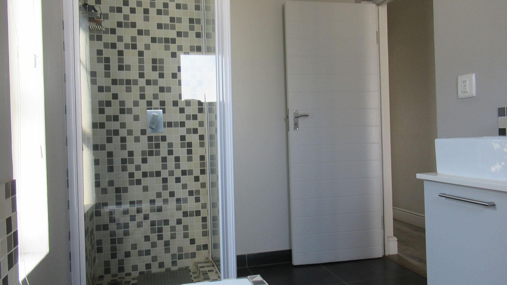 Bathroom 1 - 9 square meters of property in Fourways