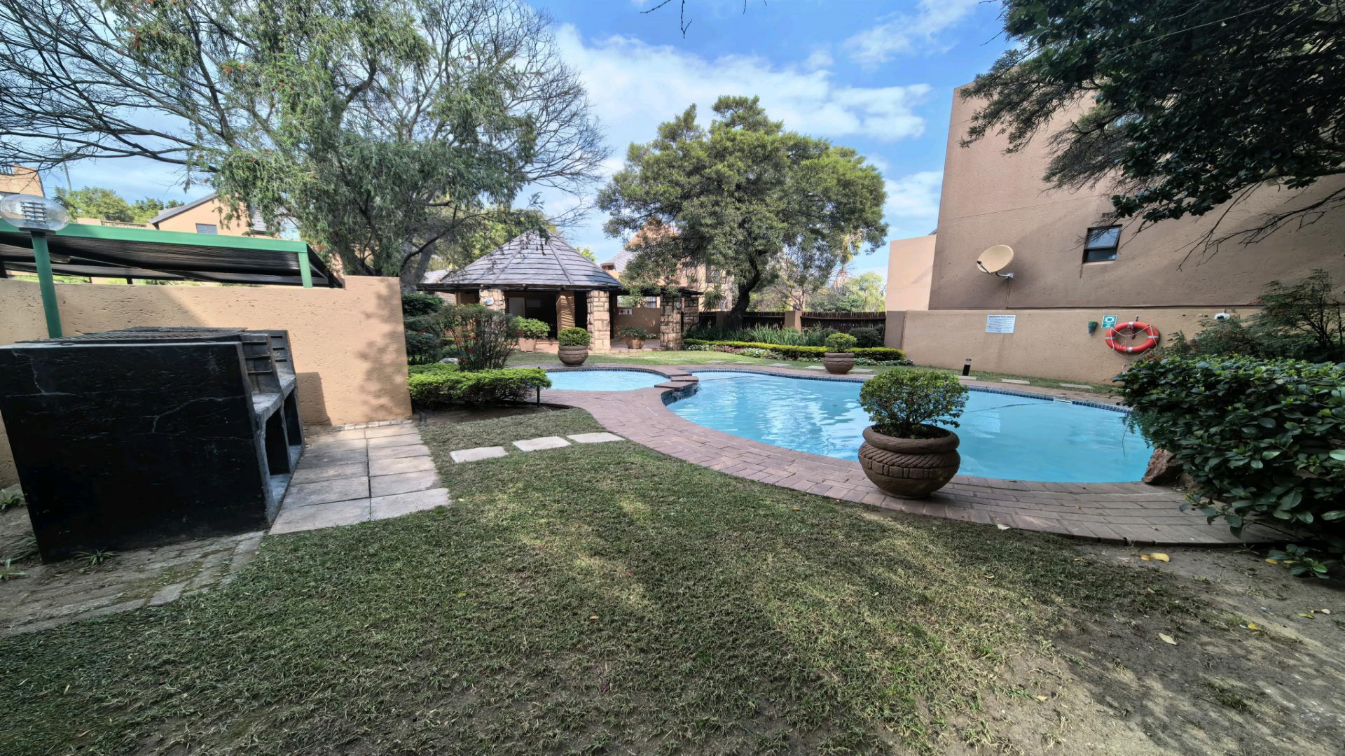 Swimming Pool of property in Douglasdale
