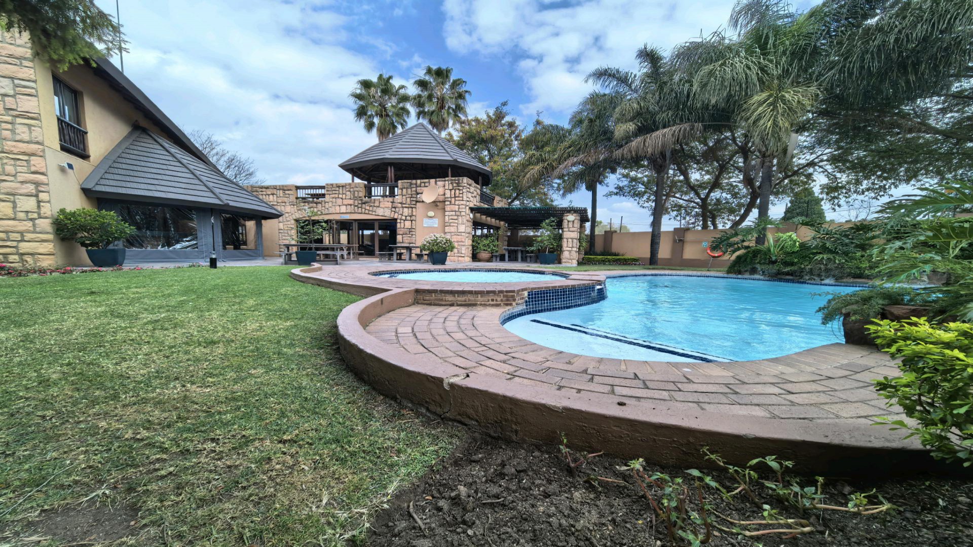 Swimming Pool of property in Douglasdale