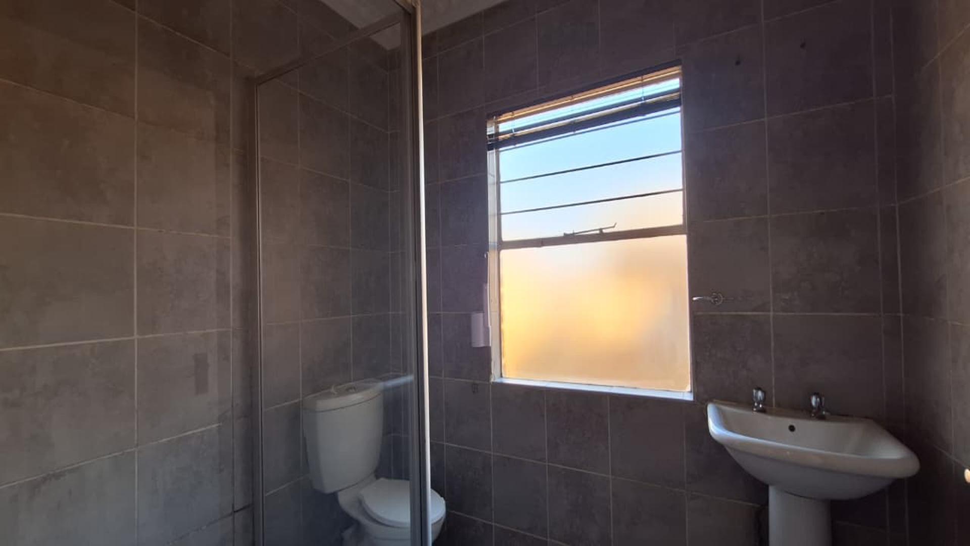 Main Bathroom - 6 square meters of property in Honey Park