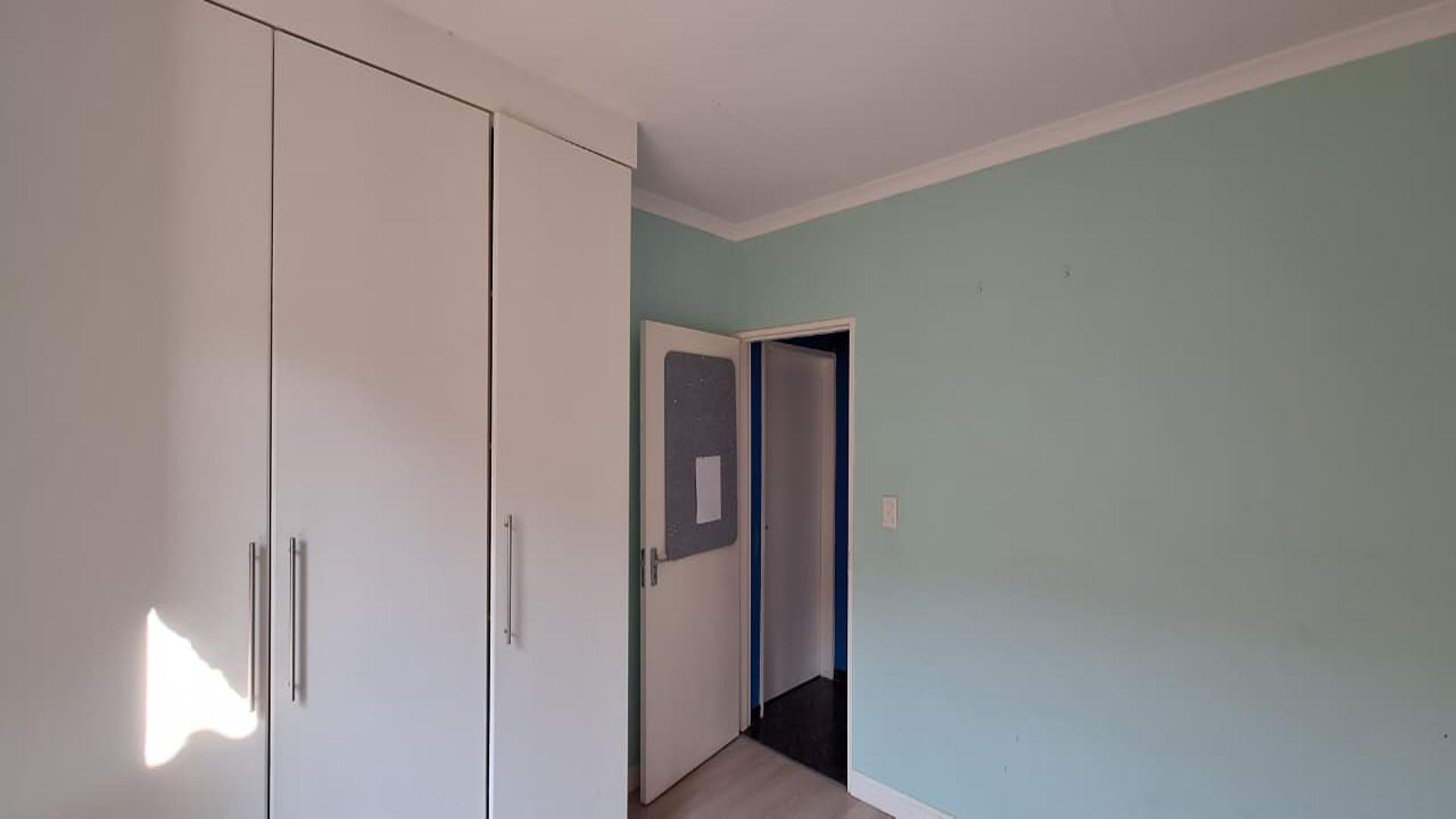 Bed Room 1 - 11 square meters of property in Honey Park