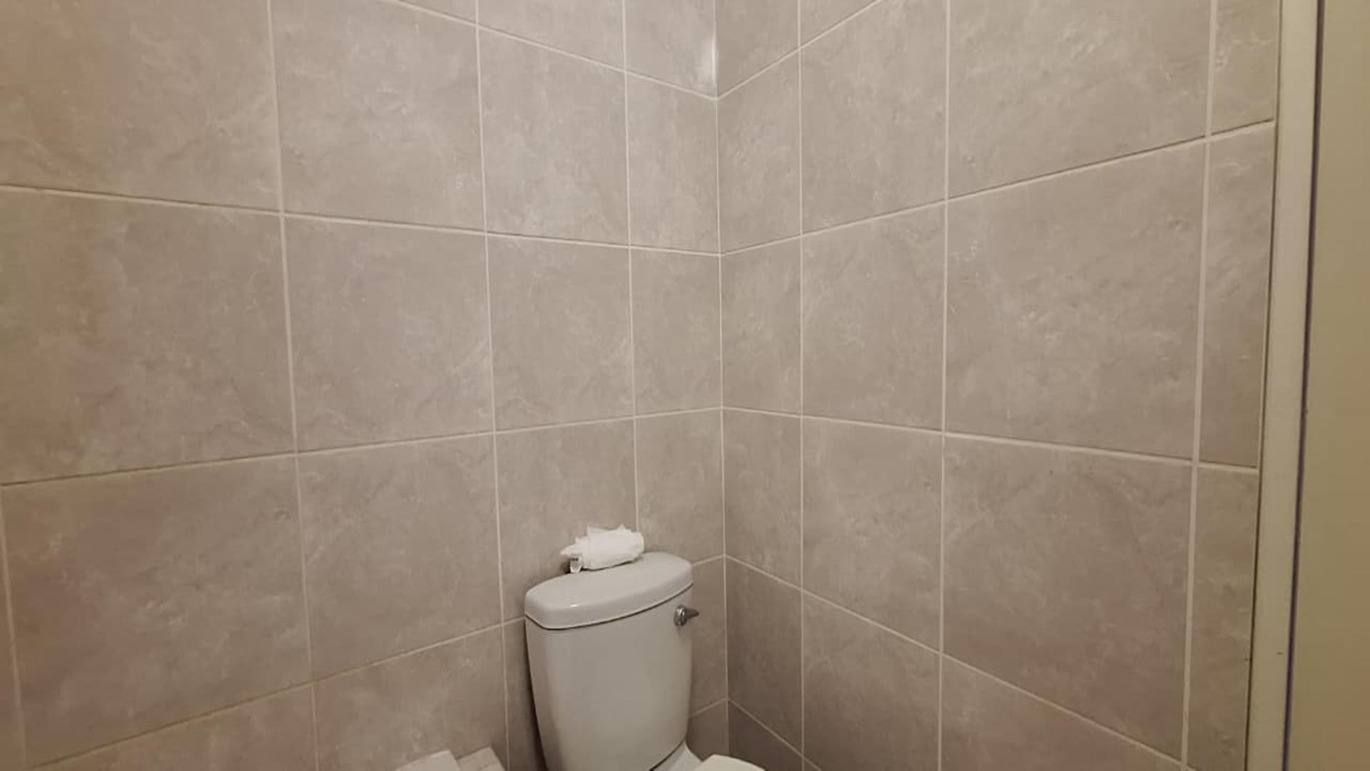 Bathroom 1 - 5 square meters of property in Honey Park