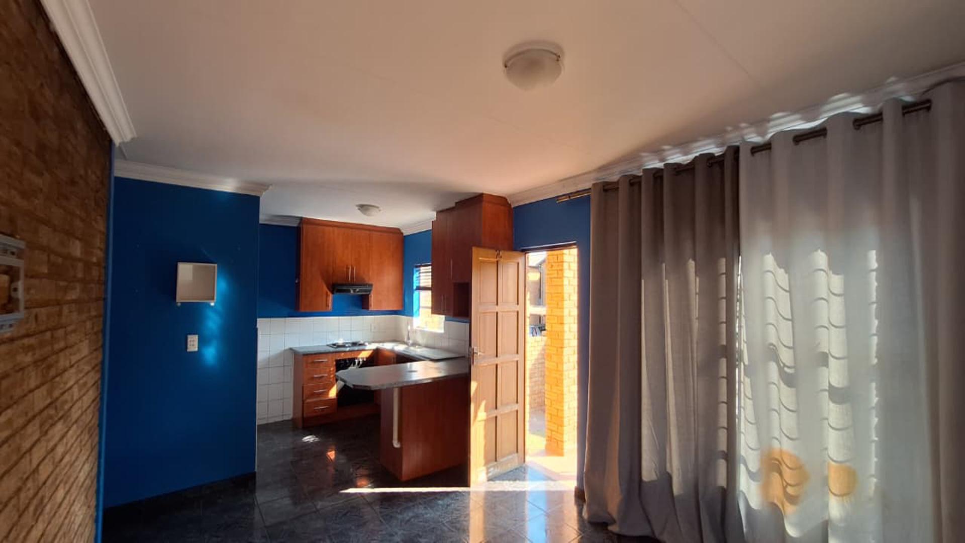 Lounges - 18 square meters of property in Honey Park