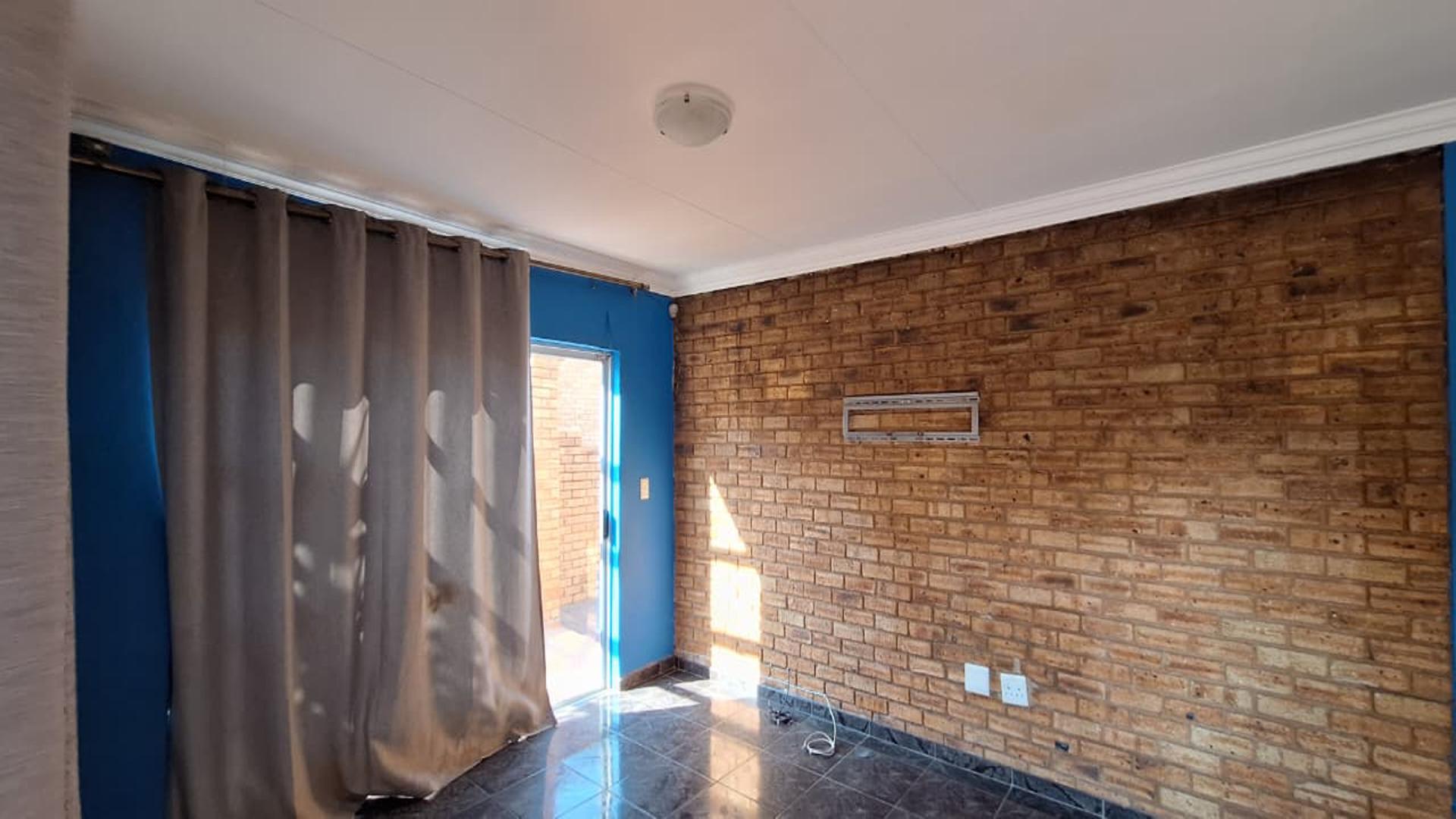 Lounges - 18 square meters of property in Honey Park