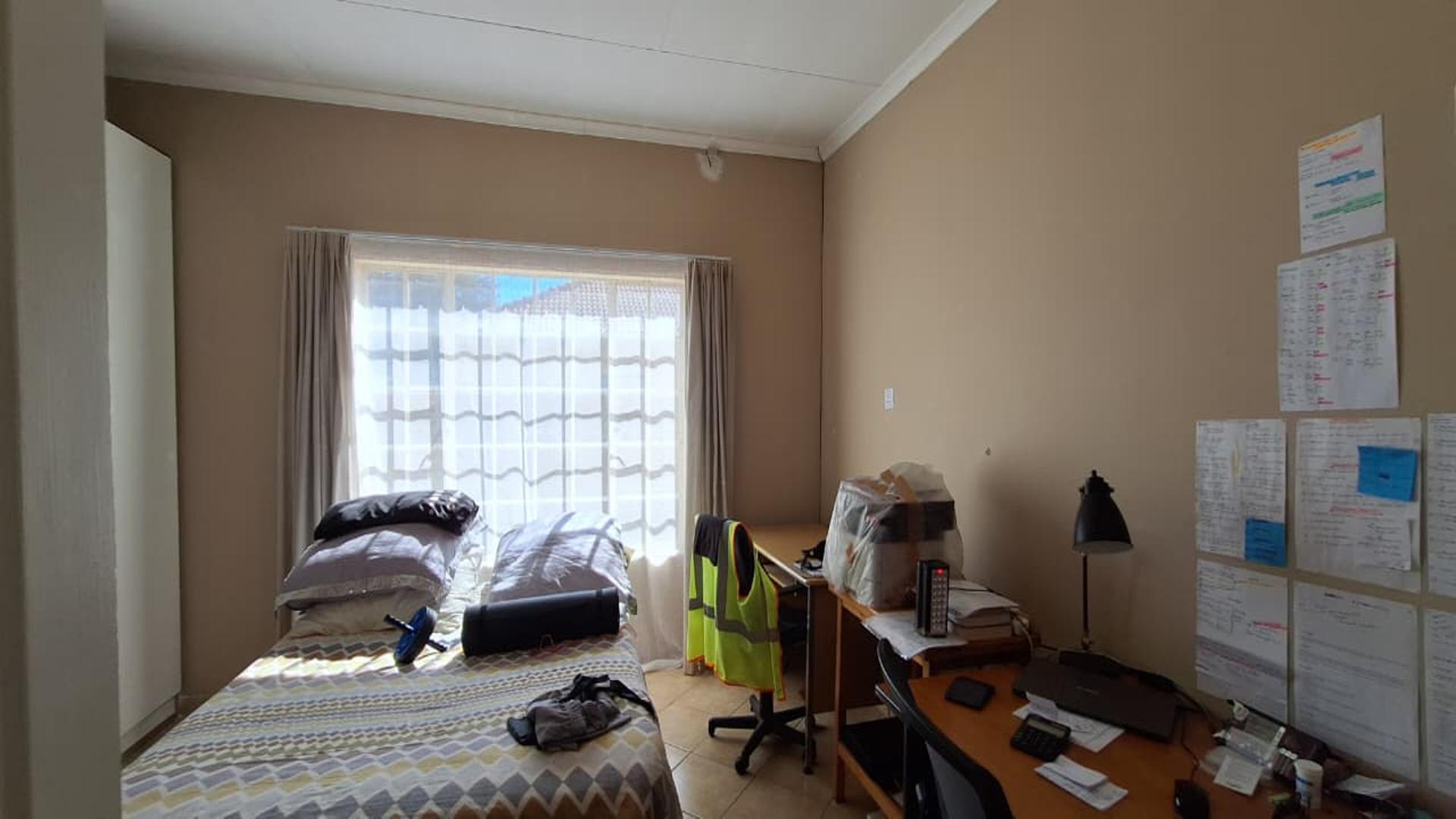 Main Bedroom - 18 square meters of property in Robinpark