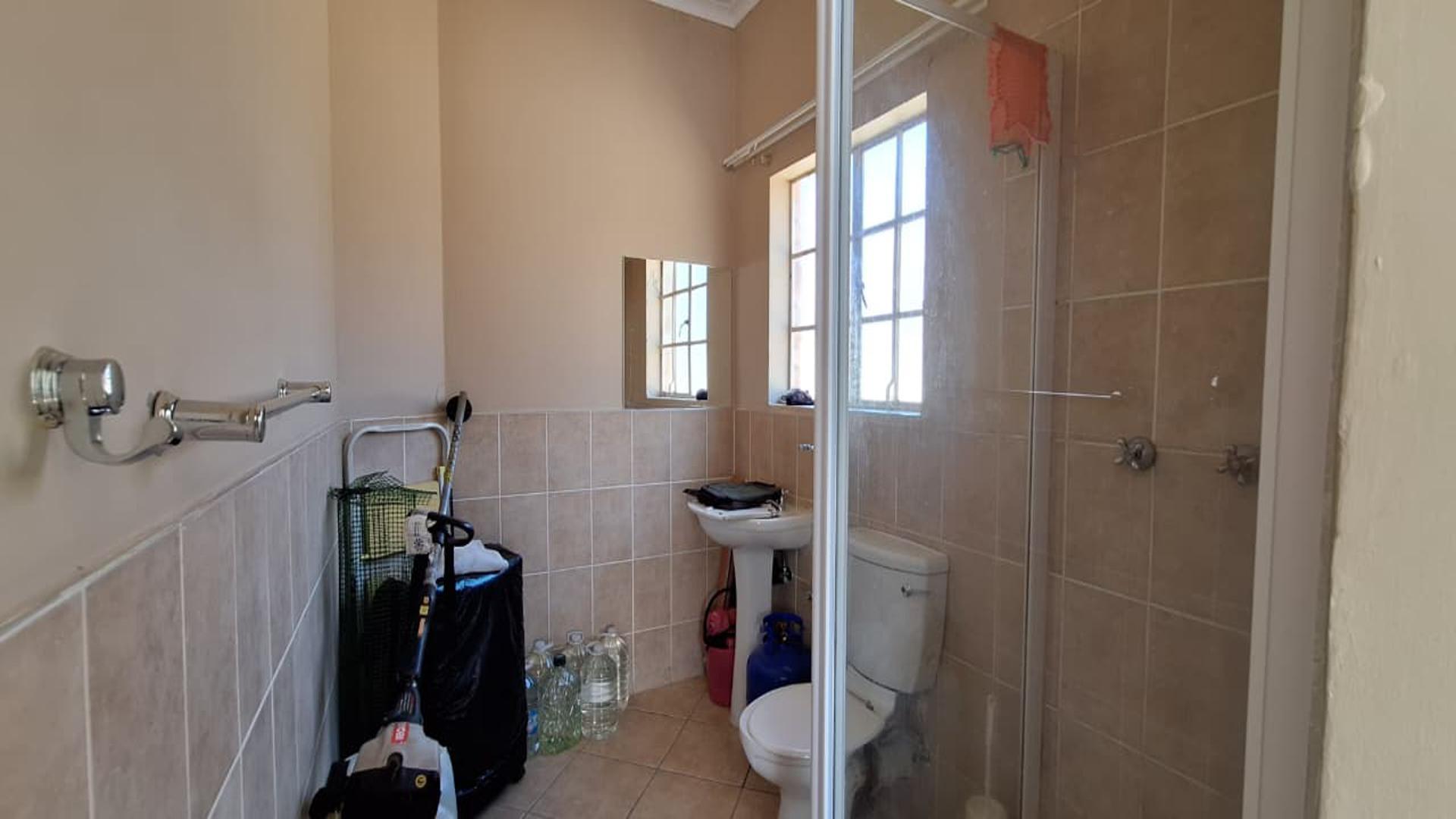 Main Bathroom - 5 square meters of property in Robinpark