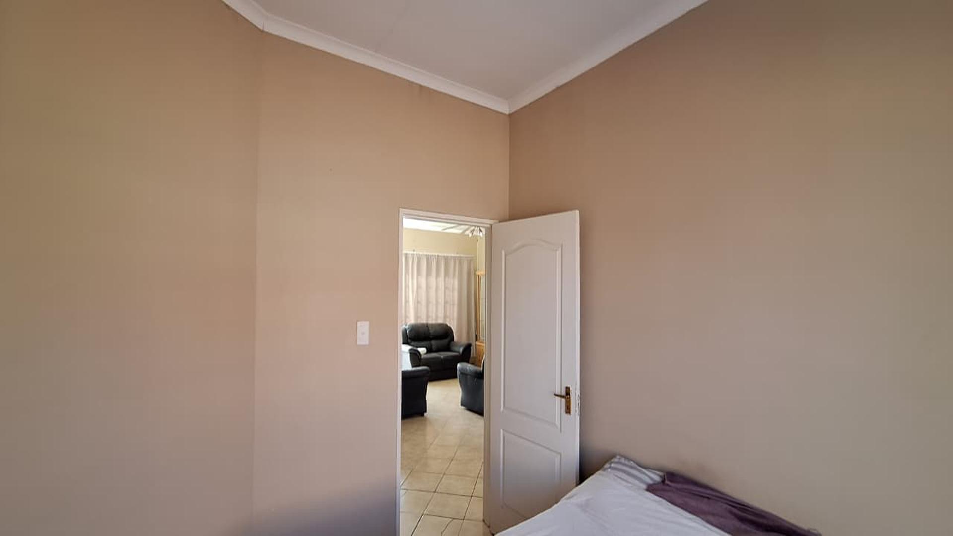 Bed Room 1 - 11 square meters of property in Robinpark