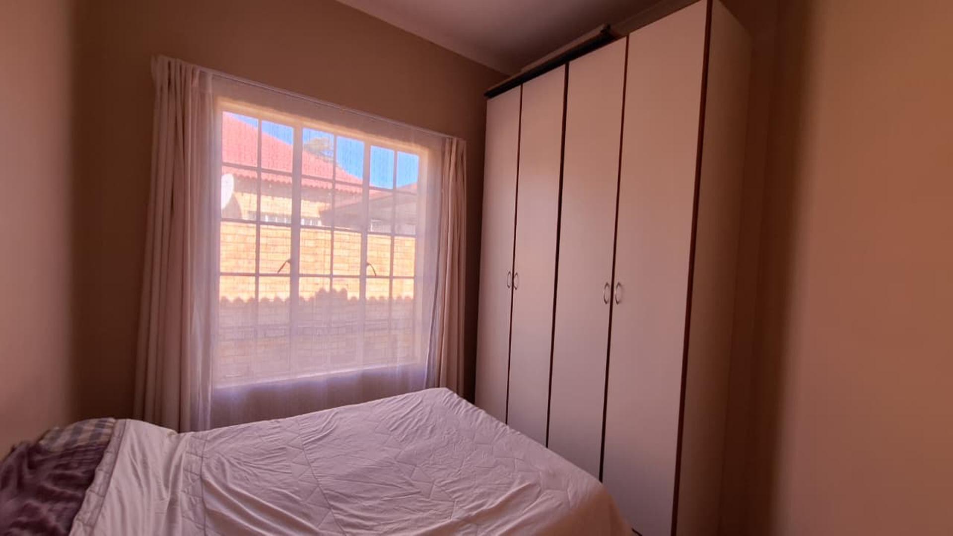Bed Room 1 - 11 square meters of property in Robinpark