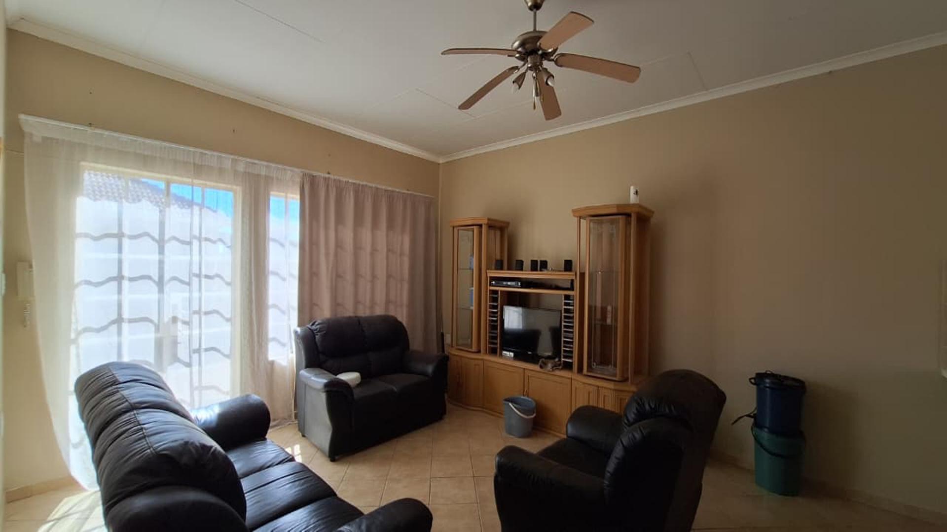 Lounges - 27 square meters of property in Robinpark
