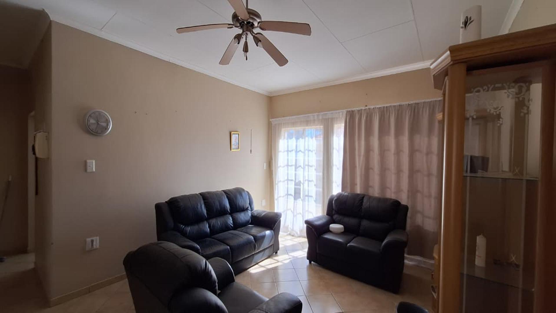 Lounges - 27 square meters of property in Robinpark