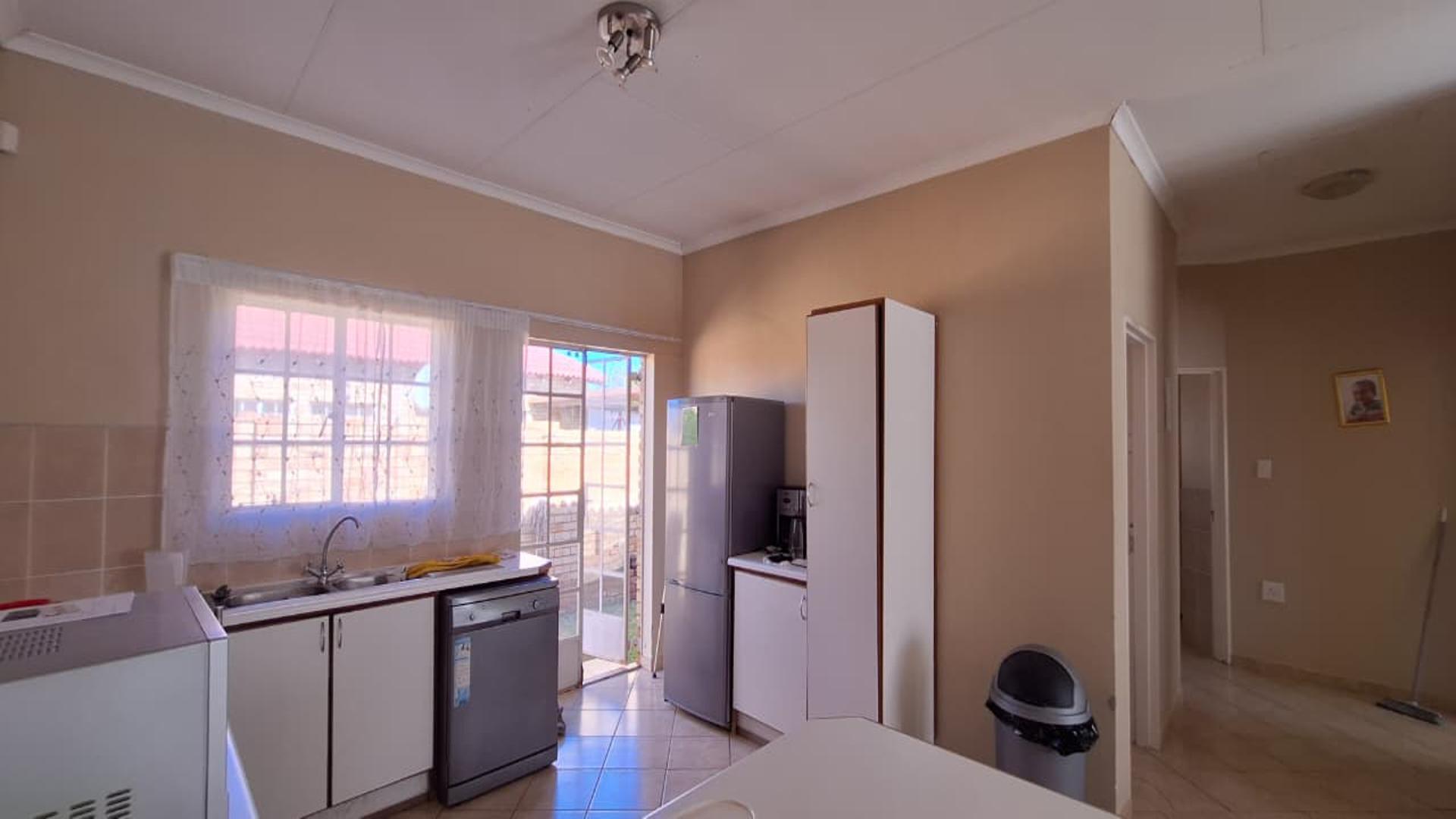 Kitchen - 14 square meters of property in Robinpark