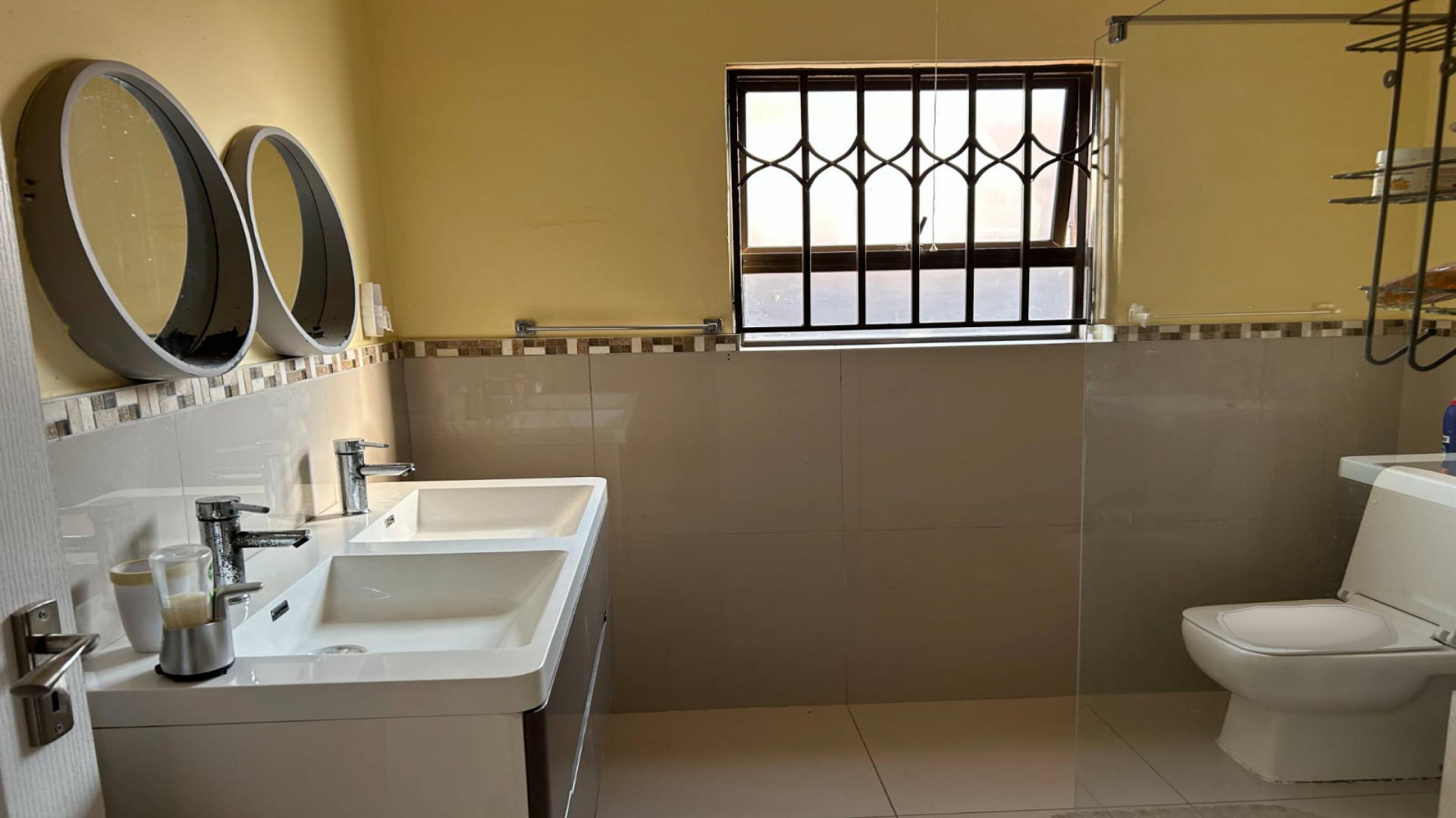 Bathroom 1 of property in Strubenvale