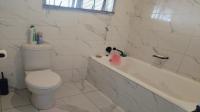 Bathroom 1 of property in Montclair (Dbn)