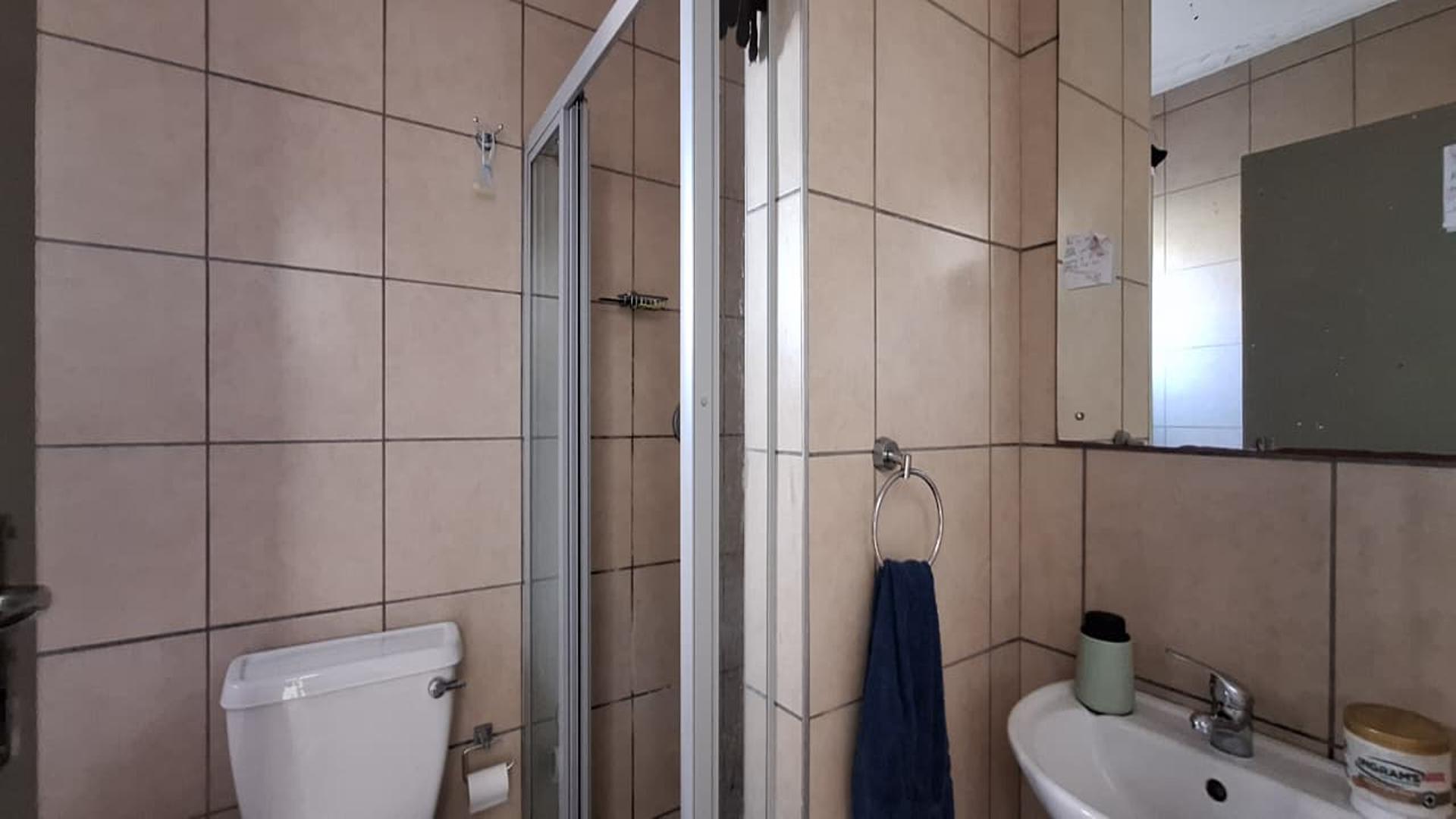 Bathroom 1 - 5 square meters of property in Esther Park