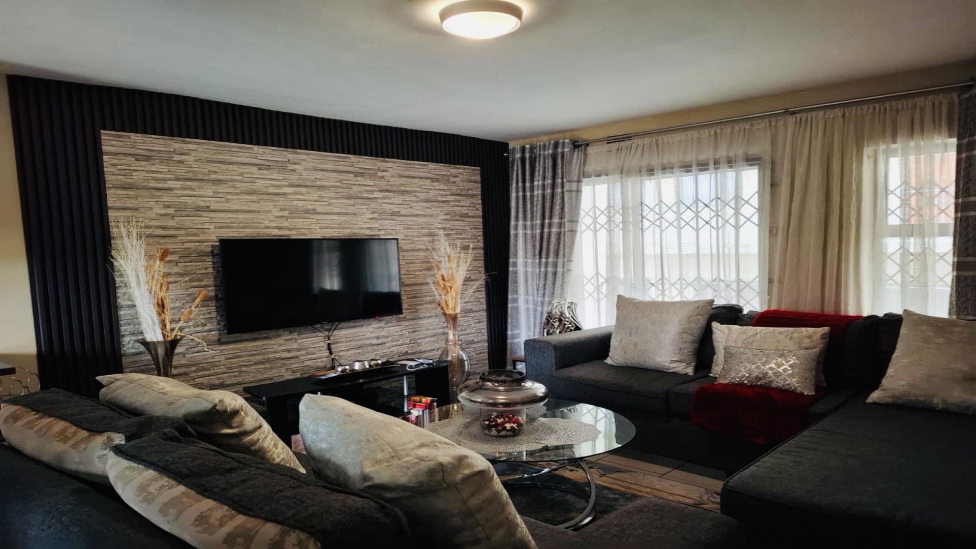 Lounges of property in Newlands East