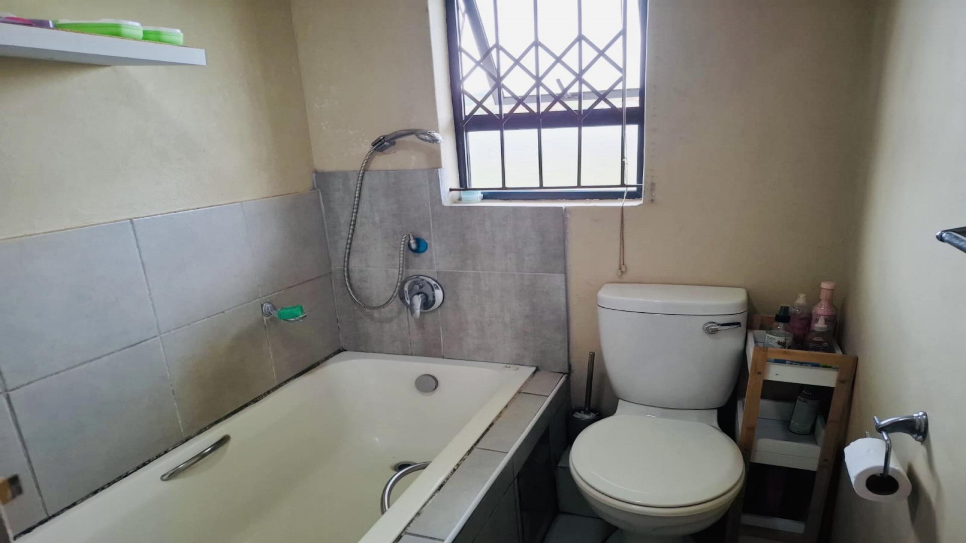 Bathroom 1 of property in Newlands East