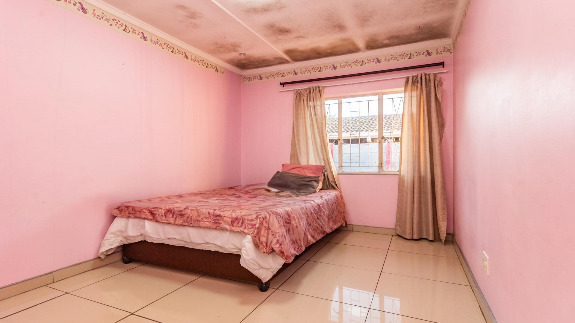 Bed Room 1 of property in Florida Lake