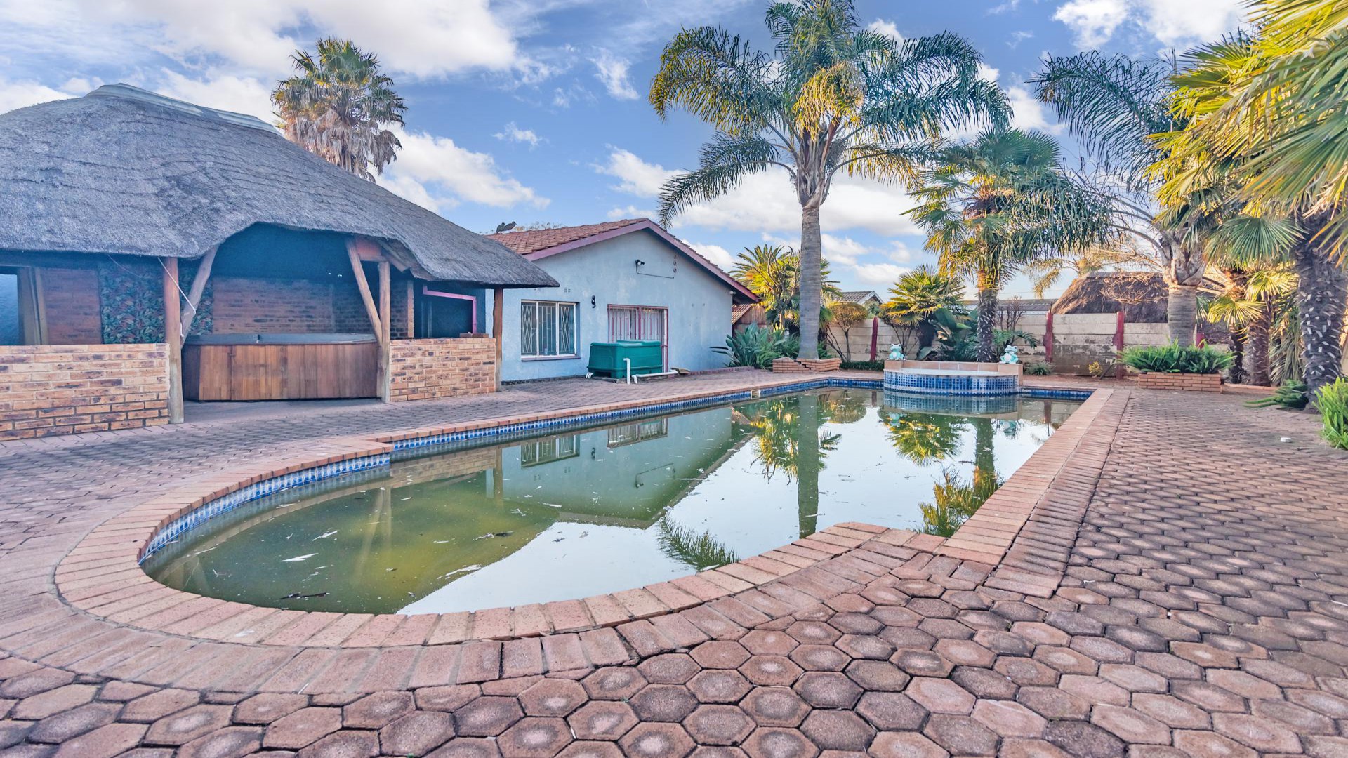 Swimming Pool of property in Florida Lake