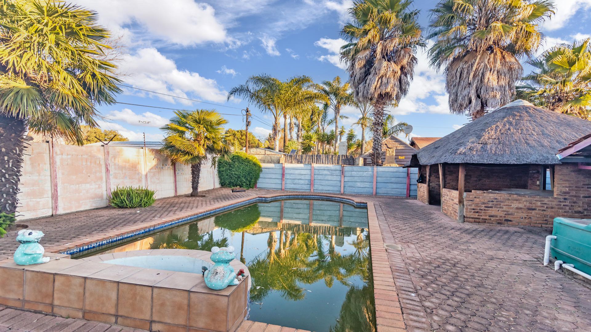 Swimming Pool of property in Florida Lake