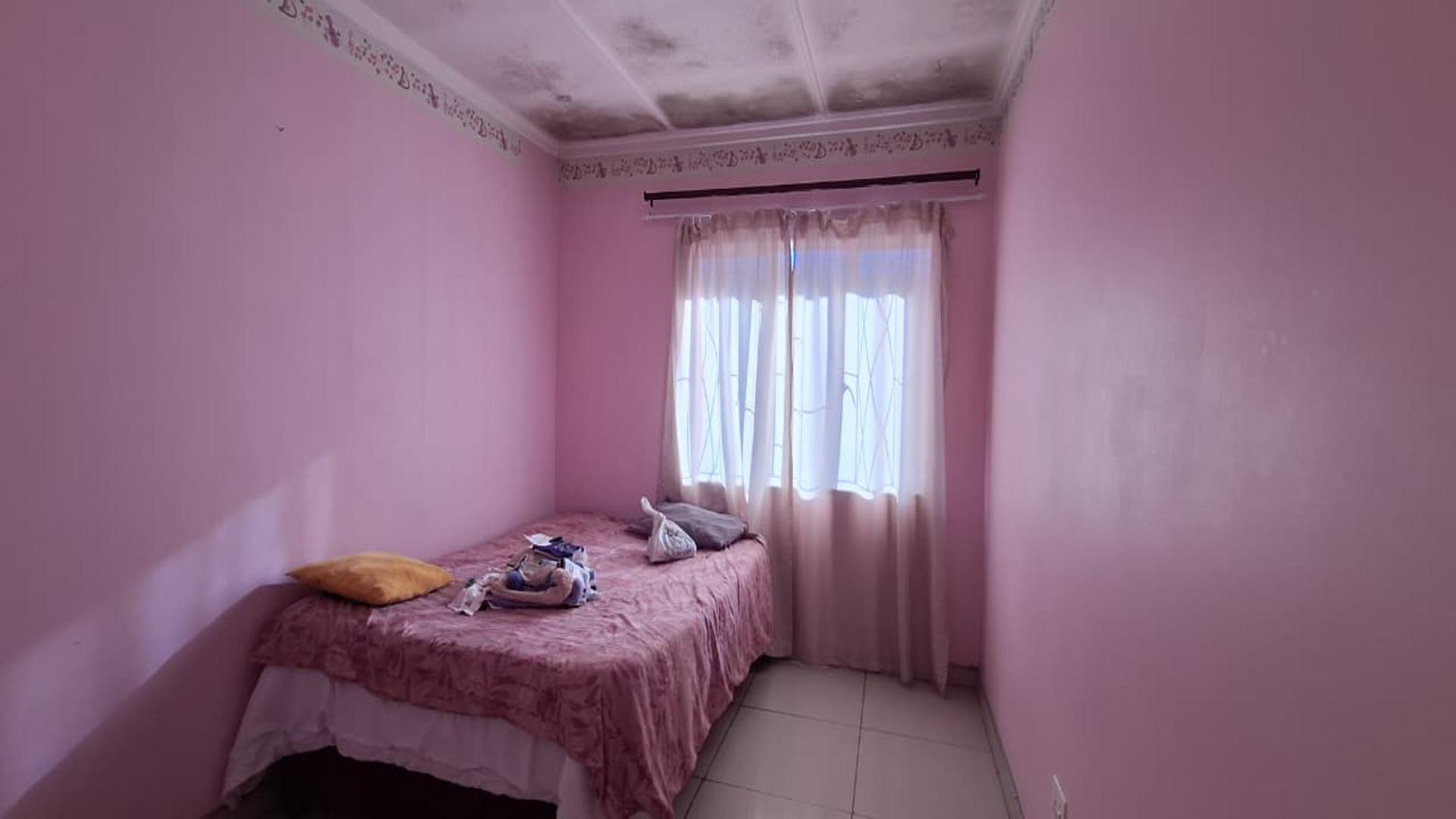 Bed Room 1 - 12 square meters of property in Florida Lake