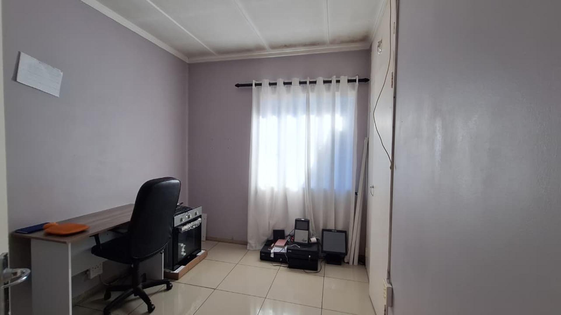 Bed Room 2 - 15 square meters of property in Florida Lake