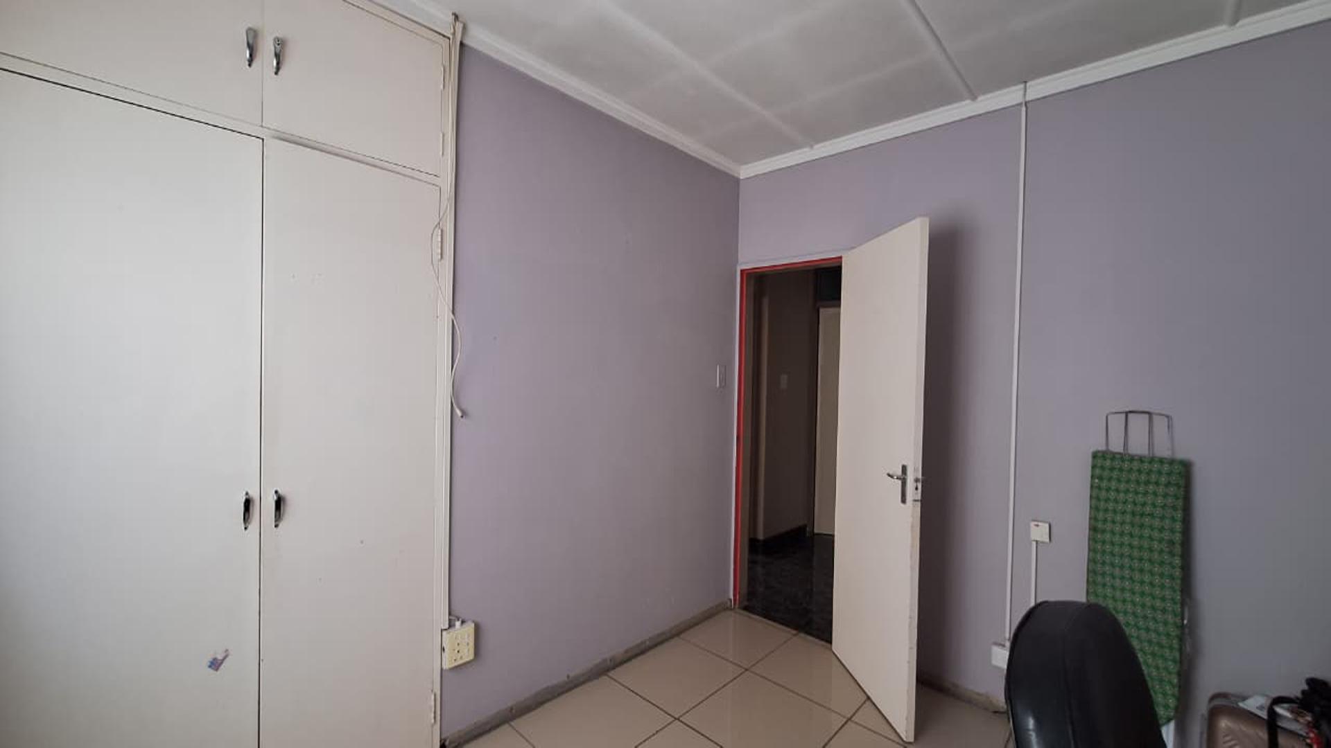 Bed Room 2 - 15 square meters of property in Florida Lake