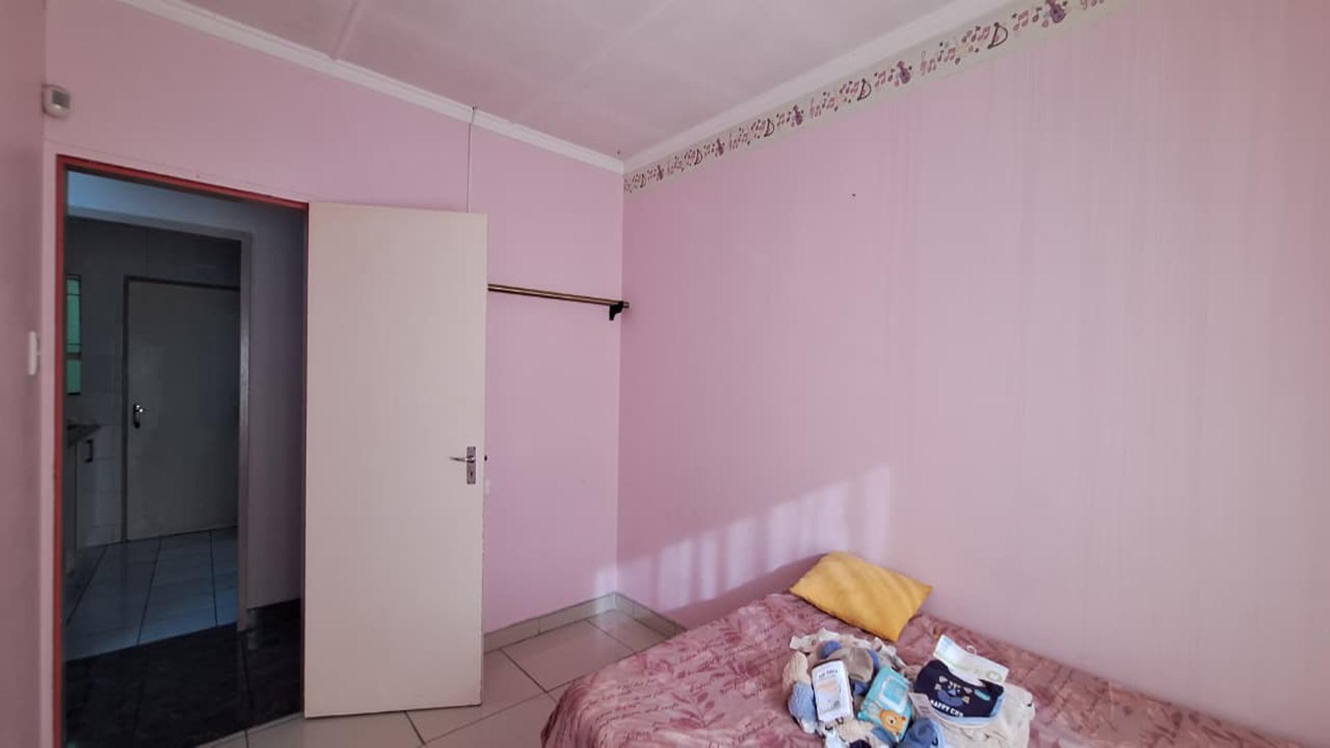 Bed Room 1 - 12 square meters of property in Florida Lake