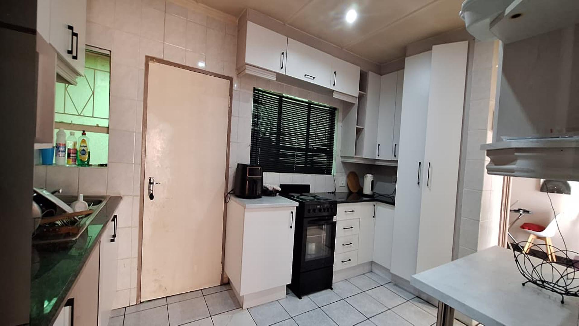Kitchen - 15 square meters of property in Florida Lake