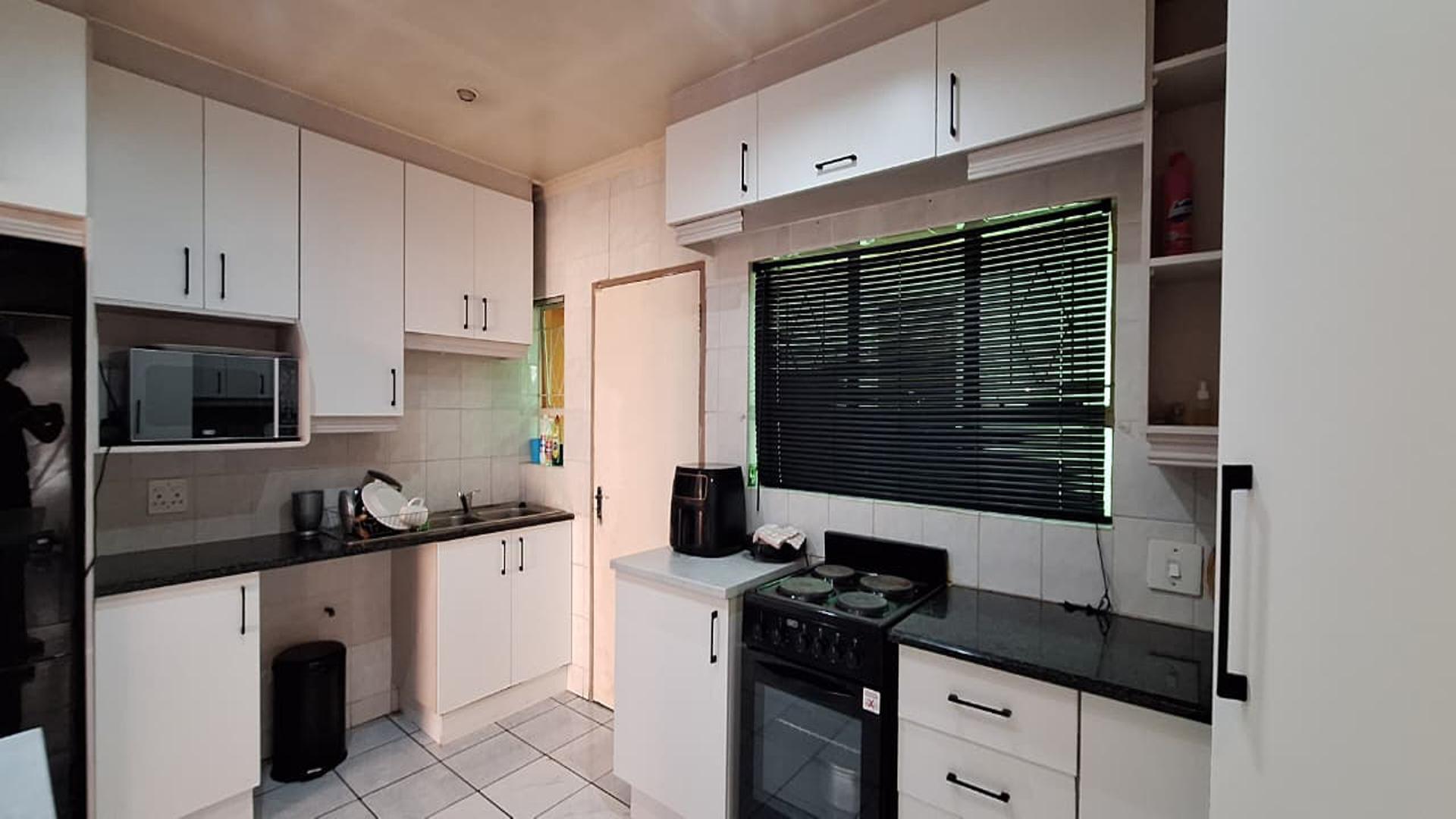 Kitchen - 15 square meters of property in Florida Lake