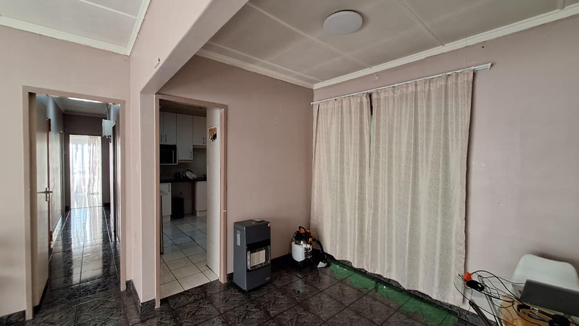 Dining Room - 11 square meters of property in Florida Lake