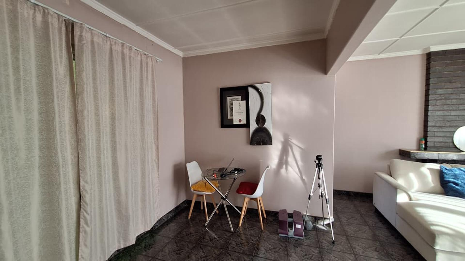 Dining Room - 11 square meters of property in Florida Lake