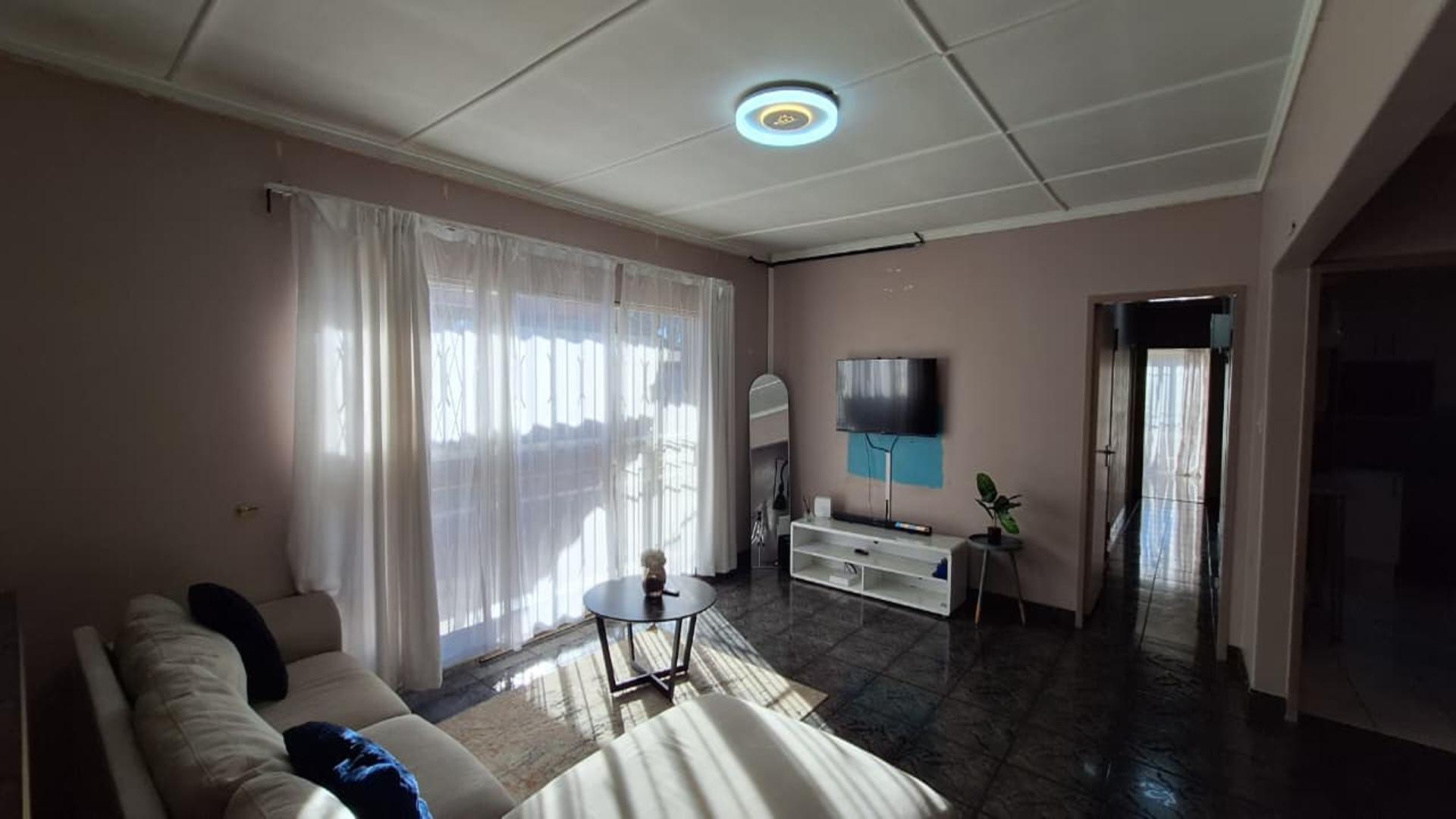 Lounges - 25 square meters of property in Florida Lake