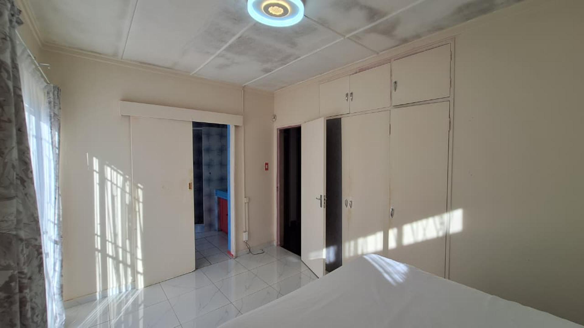 Main Bedroom - 20 square meters of property in Florida Lake