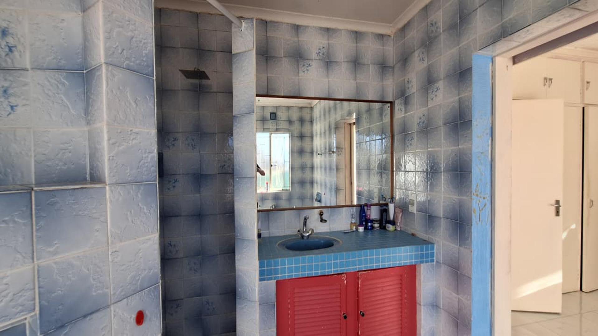 Main Bathroom - 11 square meters of property in Florida Lake