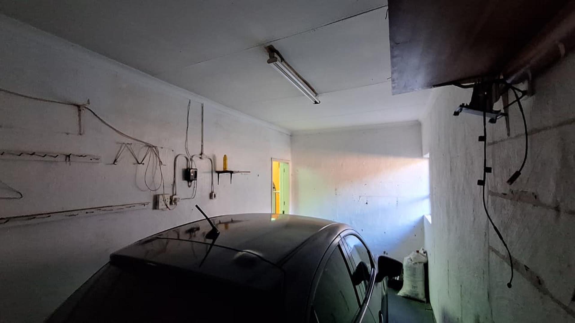 Garage - 21 square meters of property in Florida Lake