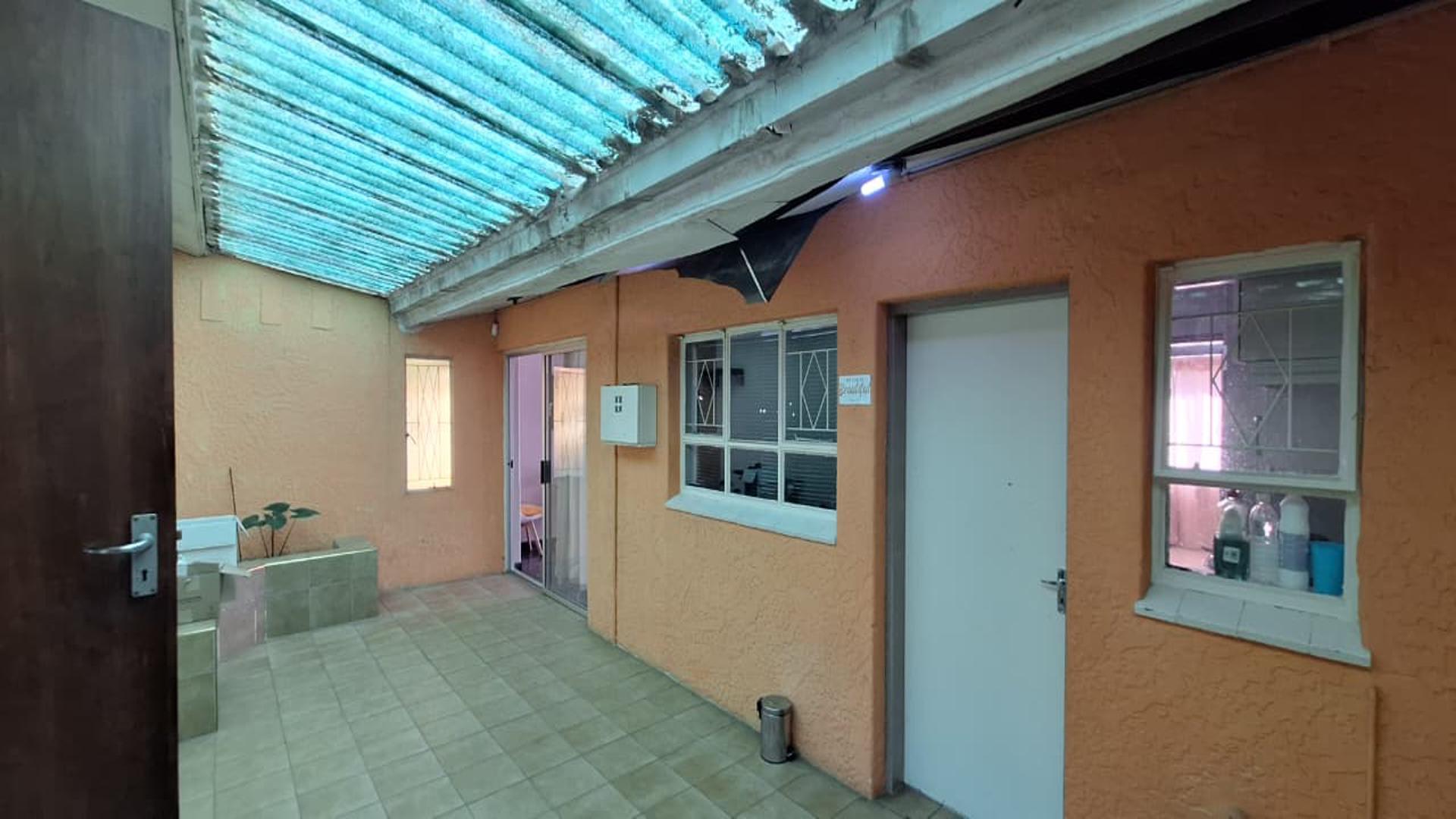 Patio - 28 square meters of property in Florida Lake