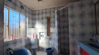 Main Bathroom - 11 square meters of property in Florida Lake