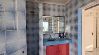 Main Bathroom - 11 square meters of property in Florida Lake
