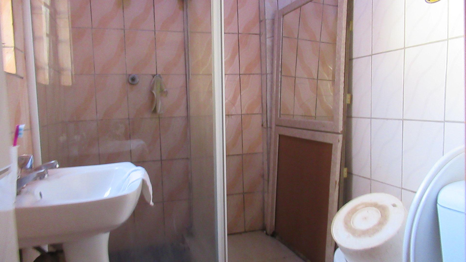 Main Bathroom - 4 square meters of property in Malvern