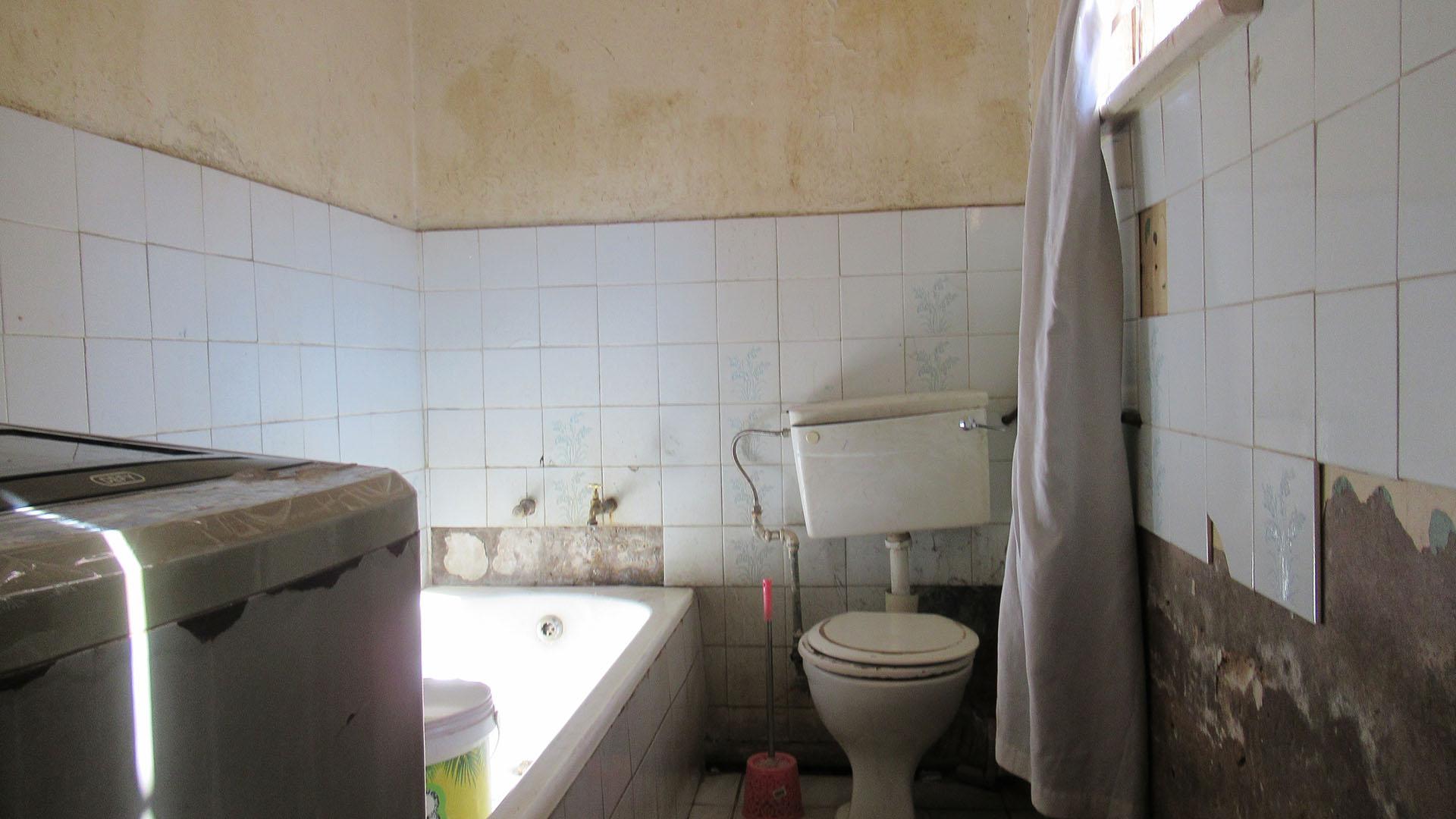 Bathroom 1 - 5 square meters of property in Malvern
